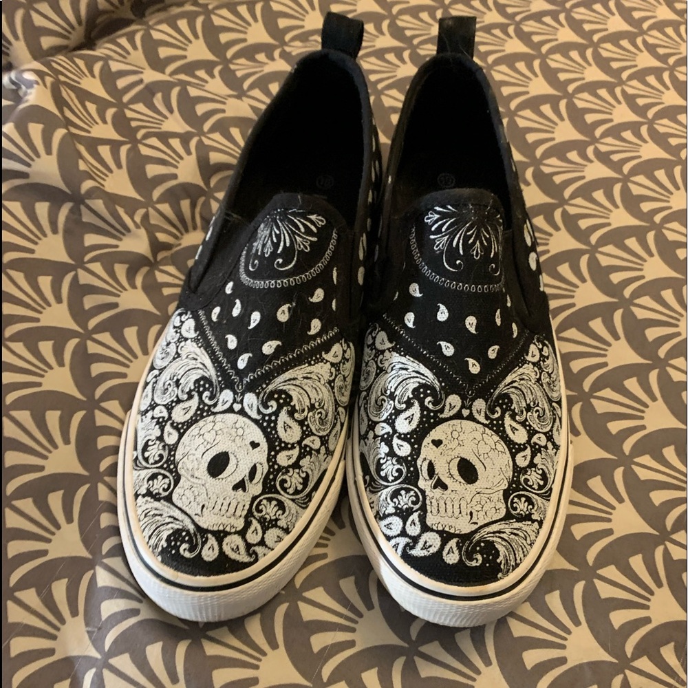 Hot Topic Skull Shoes!! 💀